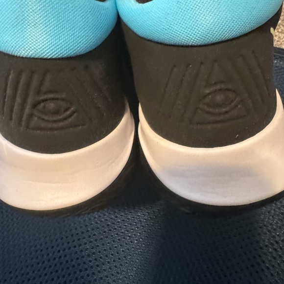 Nike Mens Kyrie Flytrap IV - Picture 8 of 8